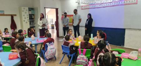 جماهيري بيت حنينا يوزع مستلزمات مدرسية لطلاب الصف الاول